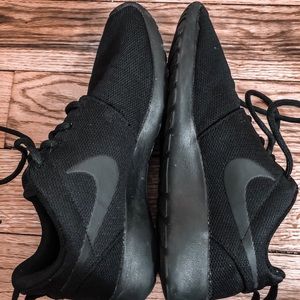 All Black Nike Roches